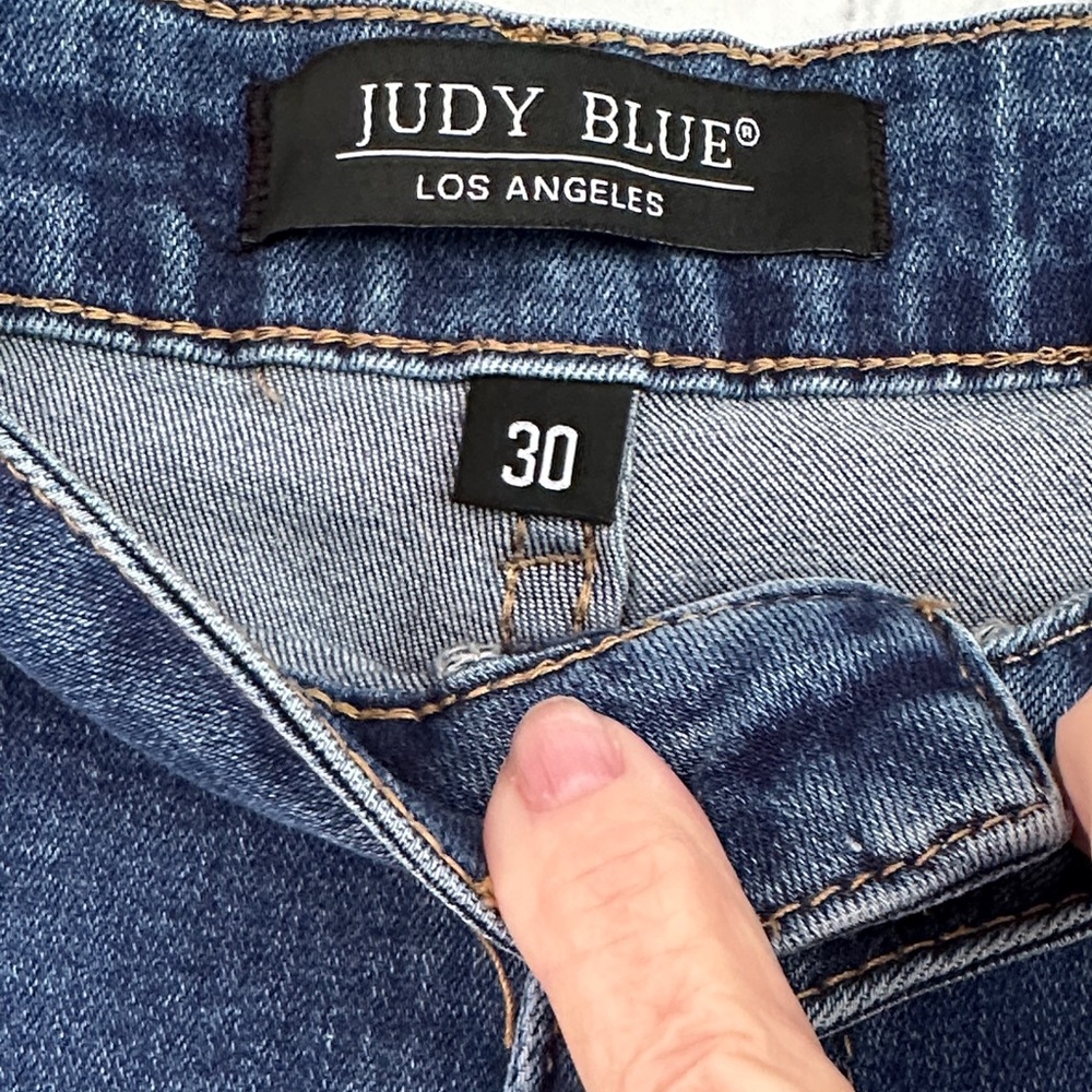 Judy Blue Medium Blue Slightly Distressed Rolled Fray Hem Jean Shorts size 10 - Picture 2 of 9